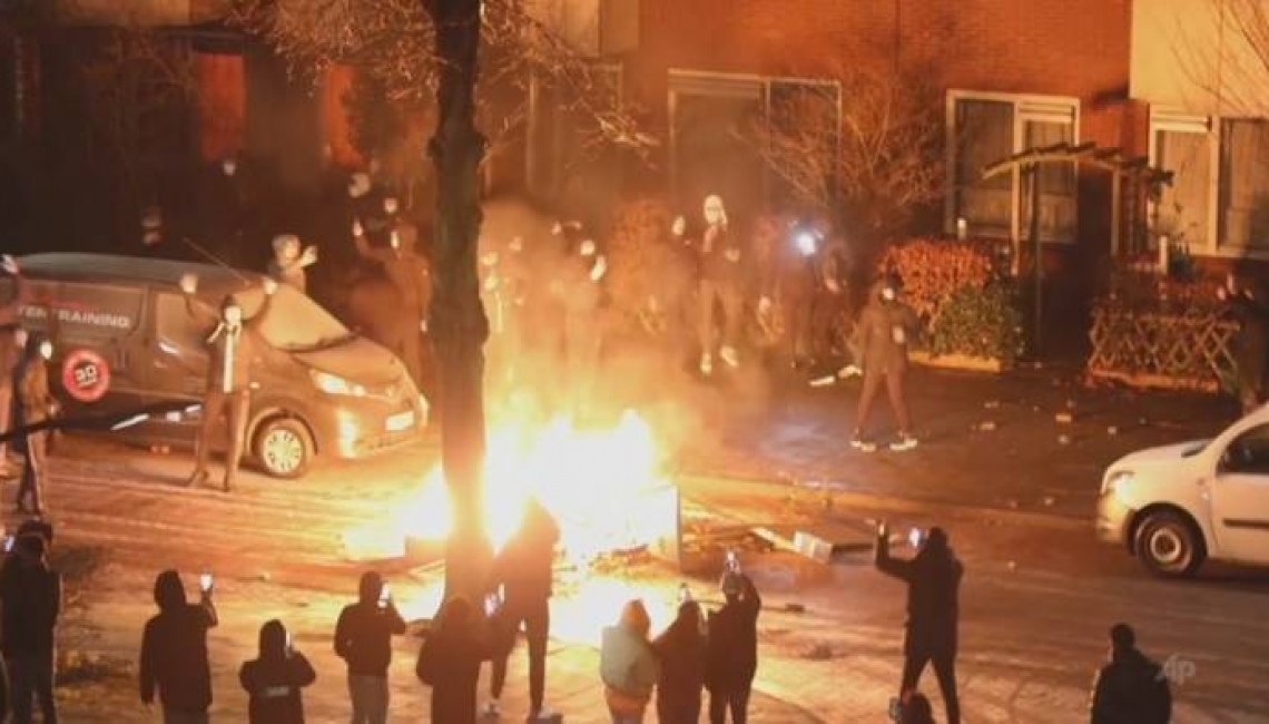 Holendrzy protestują przeciwko godzinie policyjnej
