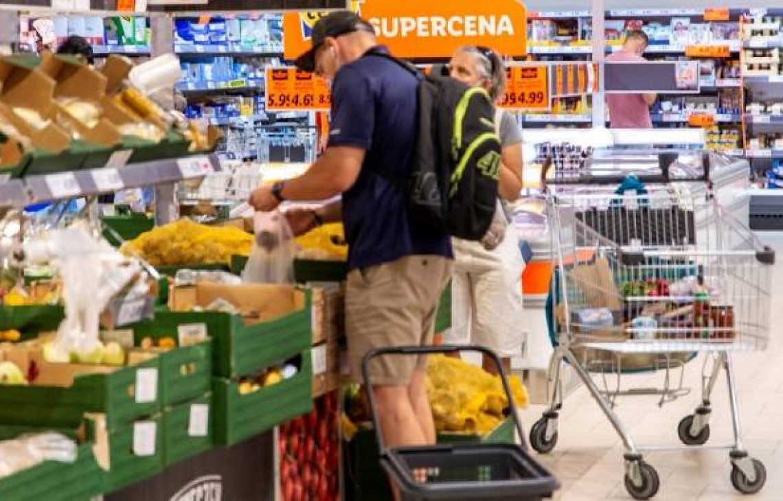 Przez inflację szukamy w sklepach tańszych produktów. Najbardziej oszczędzamy na żywności