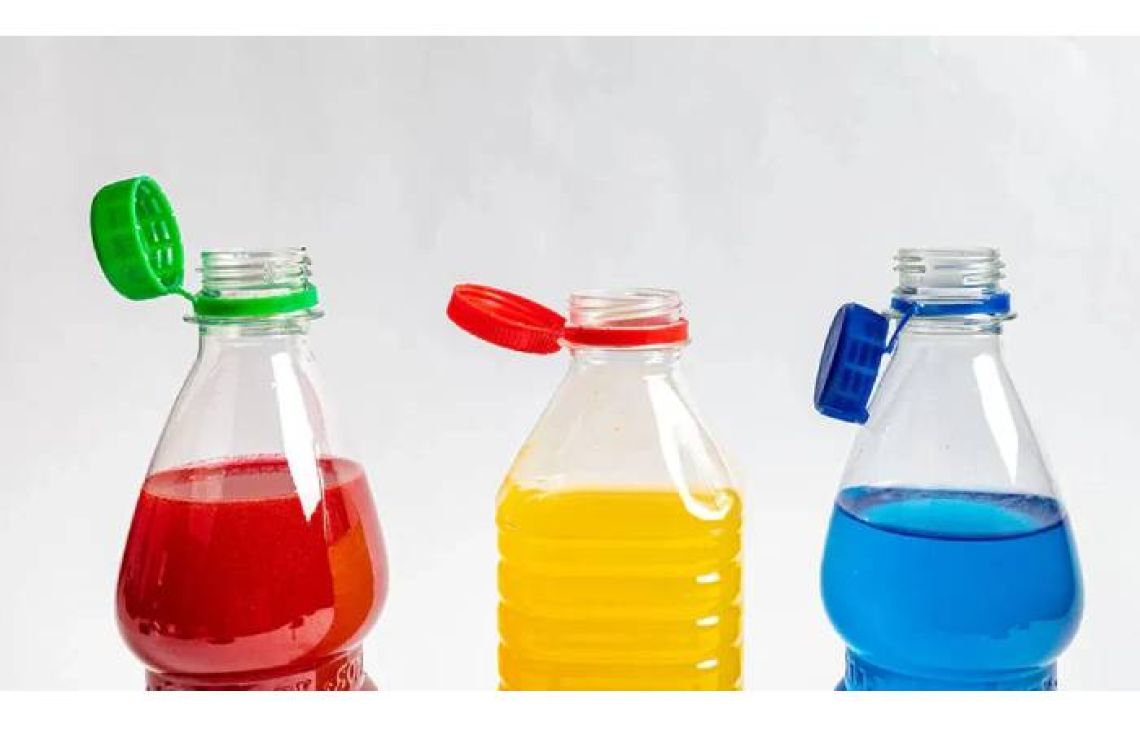 Opakowania plastikowe tylko z przytwierdzonymi nakrętkami