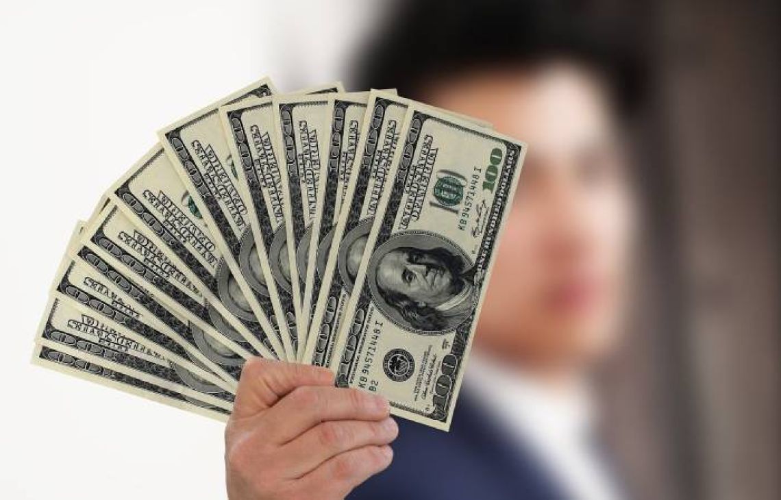 Dolar traci, a zyskują funt i euro