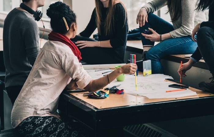 Za dużo, za głośno, za szybko: przebodźcowanie w pracy dotyka nie tylko neuroatypowych