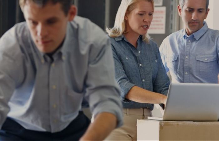 Abonament na wysyłki a rozwój firmy – jak stały budżet wspiera skalowanie sprzedaży